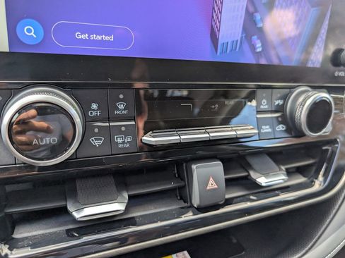 Used 2024 Toyota Highlander XLE AWD/4WD image 21