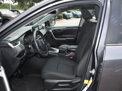 Used 2021 Toyota RAV4 LE AWD/4WD image 7