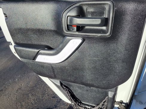 Used 2015 Jeep Wrangler Unlimited Sahara AWD/4WD image 23