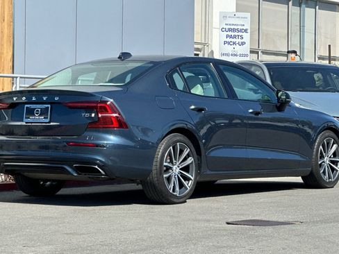 Used 2021 Volvo S60 T5 Momentum image 2