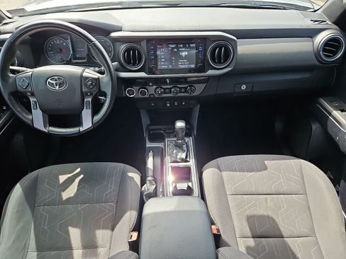 Used 2018 Toyota Tacoma TRD Off-Road AWD/4WD image 11