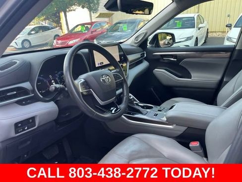 Used 2023 Toyota Highlander Limited FWD image 6