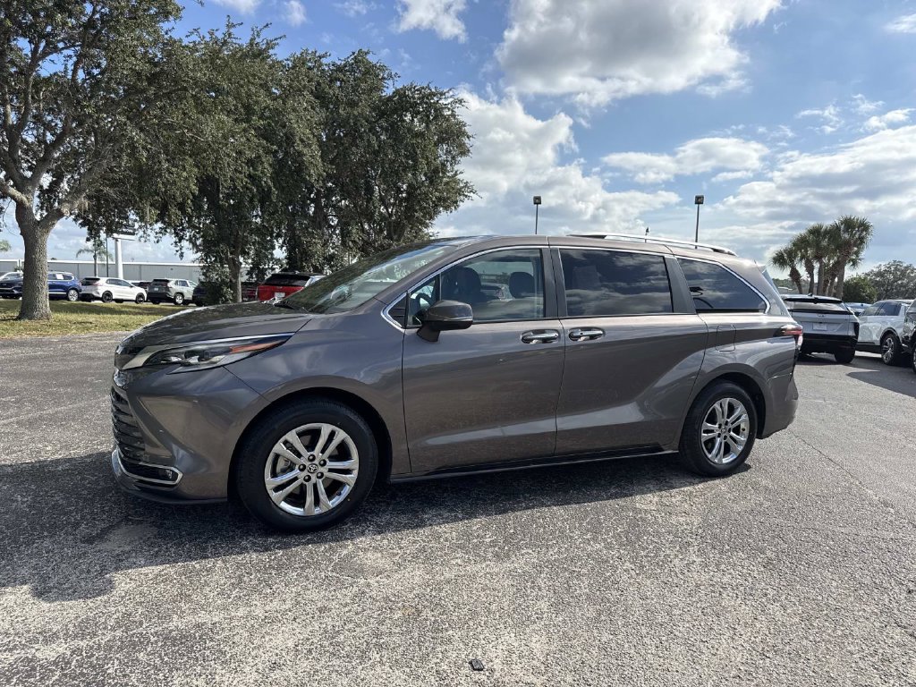 Used 2023 Toyota Sienna Platinum AWD/4WD image 18