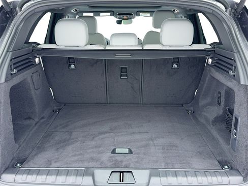 Used 2025 Land Rover Range Rover Sport image 12