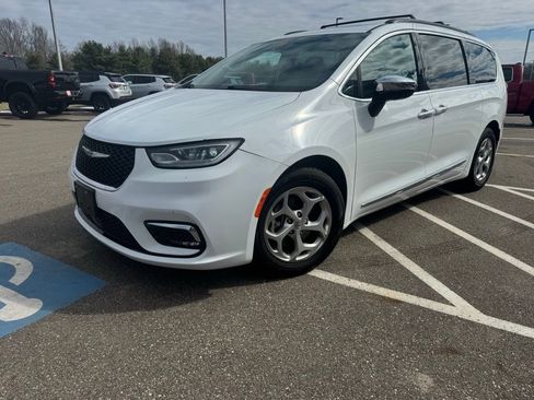 Used 2023 Chrysler Pacifica Limited FWD image 5
