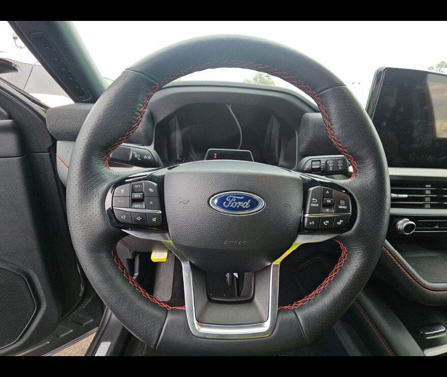 Used 2025 Ford Explorer ST-Line w/ ST-Line Street Pack AWD/4WD image 5