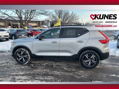 Used 2024 Volvo XC40 B5 Core image 9