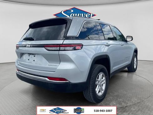 Used 2023 Jeep Grand Cherokee Laredo AWD/4WD image 5