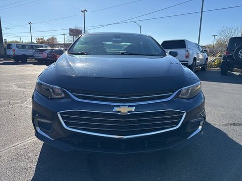 Used 2017 Chevrolet Malibu LT image 2