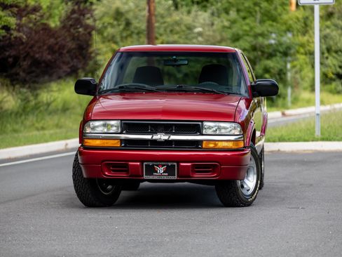 Used 2001 Chevrolet S10 Pickup LS w/ Preferred Equipment Group RWD image 2