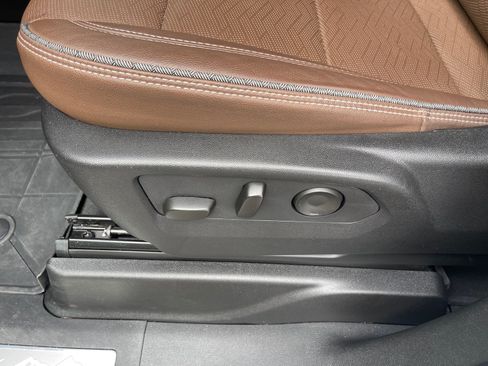 Used 2024 Chevrolet Suburban High Country RWD image 9