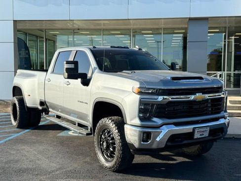 Used 2024 Chevrolet Silverado 3500 LT w/ Safety Package AWD/4WD image 2