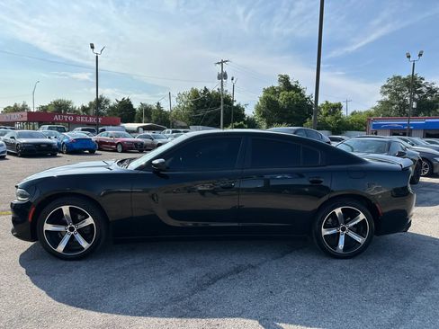 Used 2017 Dodge Charger SE RWD image 9