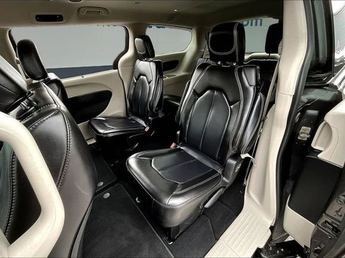 Used 2023 Chrysler Pacifica Touring-L FWD image 20