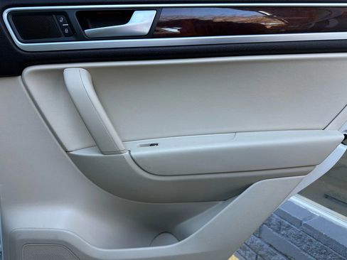 Used 2013 Volkswagen Touareg Sport image 13