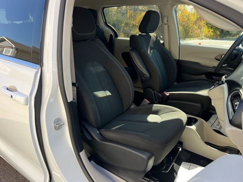 Used 2022 Chrysler Voyager LX image 32