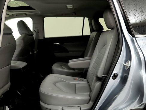 Used 2023 Toyota Highlander XLE image 14