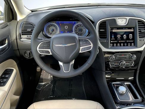 Used 2023 Chrysler 300 Touring L image 5