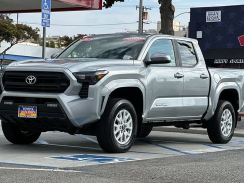 Used 2024 Toyota Tacoma SR5 AWD/4WD image 8