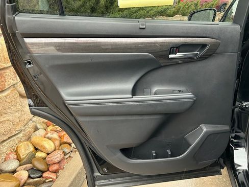 Used 2024 Toyota Highlander Limited AWD/4WD image 25