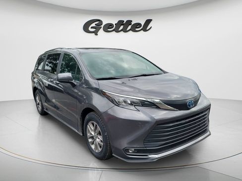 Used 2025 Toyota Sienna XLE FWD image 2