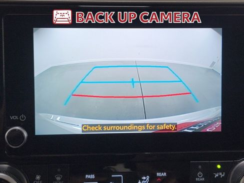 Used 2023 Toyota Highlander XLE AWD/4WD image 22