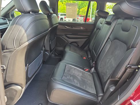 Used 2024 Jeep Grand Cherokee Altitude image 15