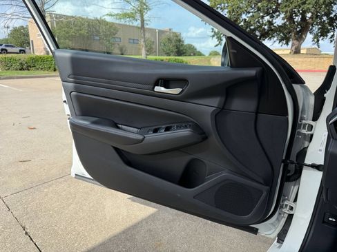 Used 2025 Nissan Altima 2.5 SV FWD image 18