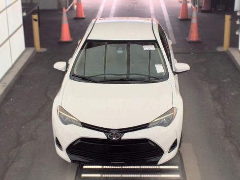 Used 2018 Toyota Corolla LE FWD image 2