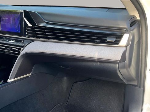 Used 2025 Toyota Camry Hybrid FWD image 18