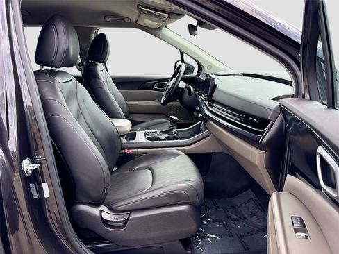 Used 2025 Kia Carnival FWD image 29