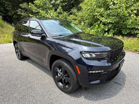 Used 2024 Jeep Grand Cherokee Limited w/ Black Appearance Package AWD/4WD image 4