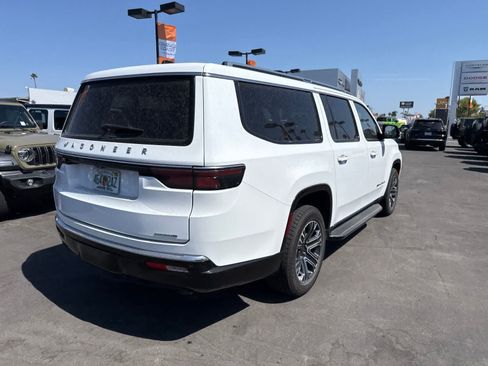 Used 2024 Jeep Wagoneer L Series II RWD image 15