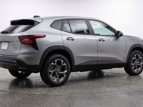 Used 2025 Chevrolet Trax LT w/ LT Convenience Package FWD image 9