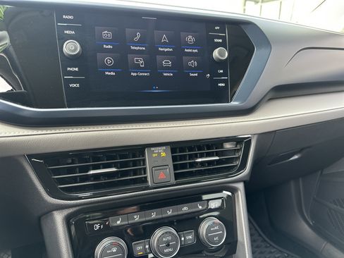 Used 2024 Volkswagen Taos SE image 17