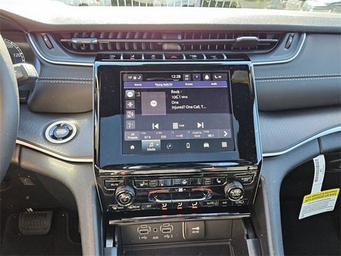 New 2025 Jeep Grand Cherokee Altitude image 18