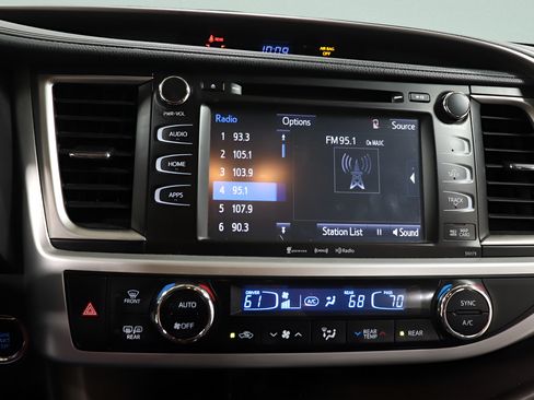 Used 2017 Toyota Highlander XLE AWD/4WD image 12