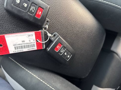Used 2018 Toyota RAV4 XLE AWD/4WD image 18