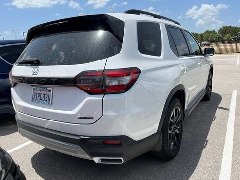 Used 2025 Honda Pilot Touring image 3