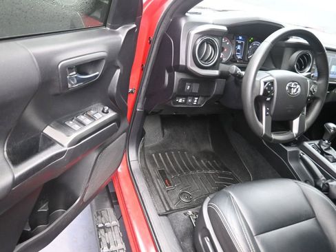 Used 2022 Toyota Tacoma TRD Off-Road w/ Technology Package image 12