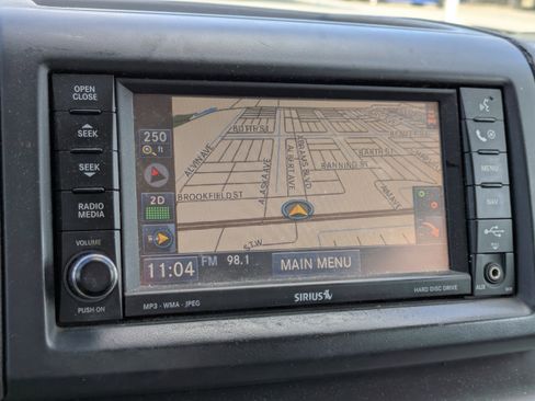 Used 2010 Volkswagen Routan SEL image 24