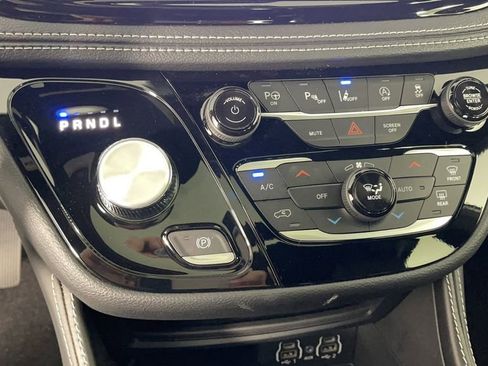 New 2025 Chrysler Pacifica Limited image 19