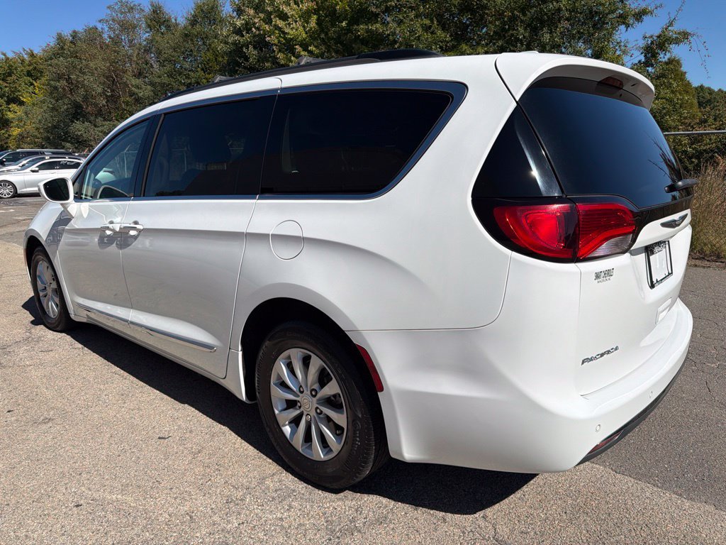 Used 2017 Chrysler Pacifica Touring-L FWD image 4
