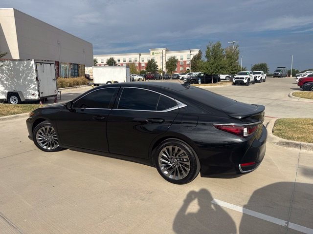 Used 2025 Lexus ES 300h w/ Luxury Package FWD image 4