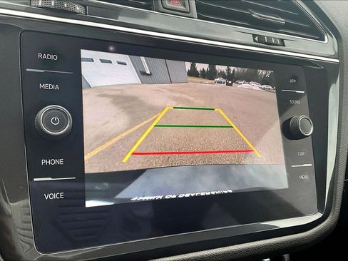 Used 2022 Volkswagen Tiguan SE image 16