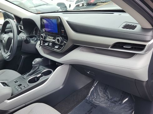 Certified 2024 Toyota Highlander LE FWD image 31