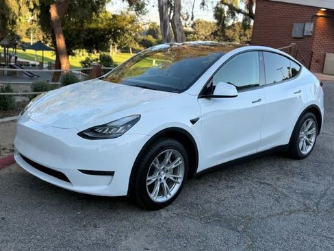 Used 2022 Tesla Model Y AWD image 1