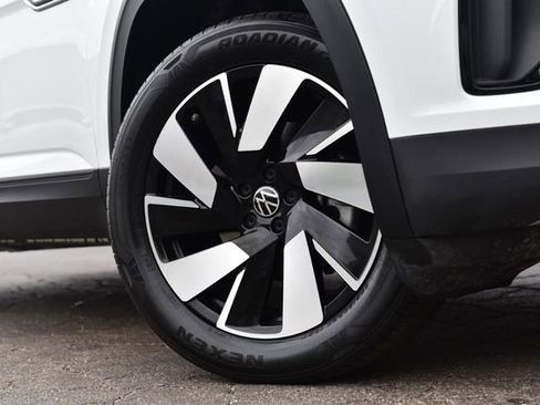 Used 2025 Volkswagen Atlas Cross Sport SE image 3