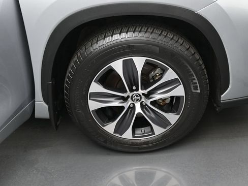 Used 2021 Toyota Highlander XLE AWD/4WD image 40