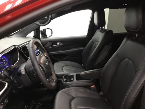 Used 2025 Chrysler Pacifica Select FWD image 11